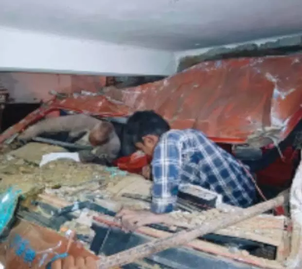 गिधौरी : घर मे घुसा तेज रफ्तार ट्रक…वाहन में फंसे ड्राइवर और हेल्फर…