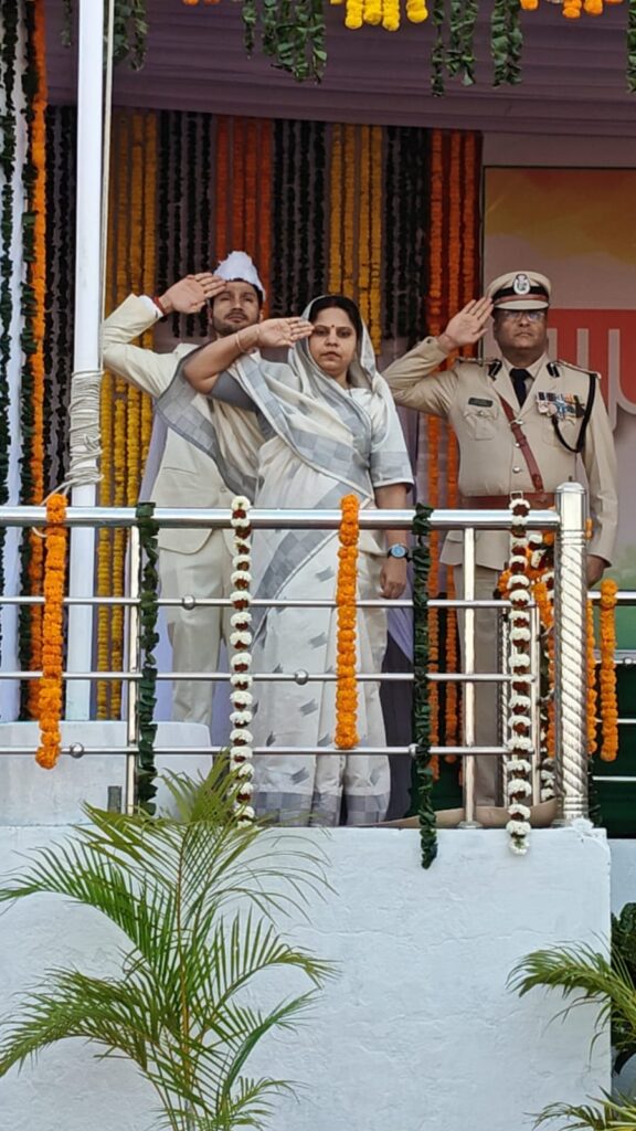 बलौदाबाजार : सांसद श्रीमती रूपकुमारी चौधरी ने स्पोर्ट्स स्टेडियम में फहराया तिरंगा…स्वतंत्रता संग्राम सेनानी एवं शहीदों के परिजनों का हुआ सम्मान…