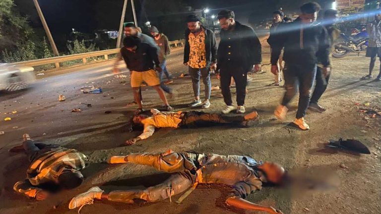 बलौदाबाजार : तेज रफ्तार हाइवा की चपेट में आने से तीन युवकों की दर्दनाक मौत…