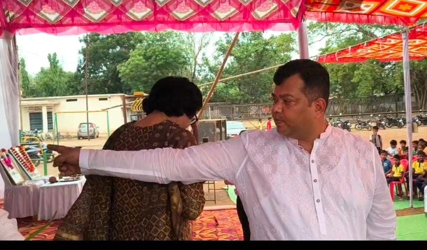 कसडोल : शाला प्रवेशोत्सव पर भड़के विधायक संदीप साहू…कार्यक्रम छोड़कर चले गए वापस…पढ़े क्या है पूरा मामला…