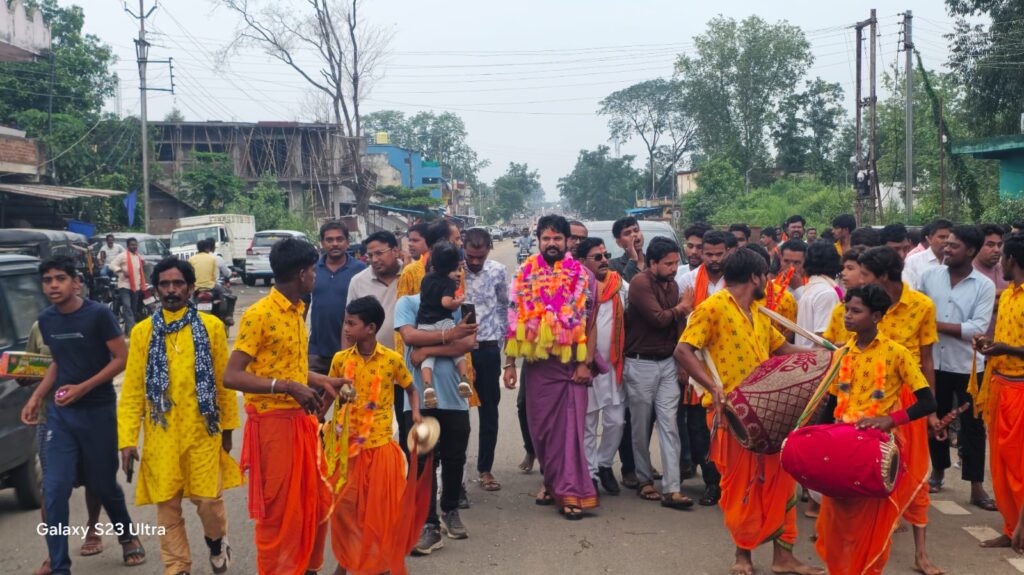 अमलीपदर में आयोजित होने जा रहे रथजात्रा महोत्सव में शामिल होने क्षेत्र वासियों को न्योता देने पहुंचे पंडित युवराज पांडेय…विहिप कार्यकर्ताओं ने किया स्वागत…