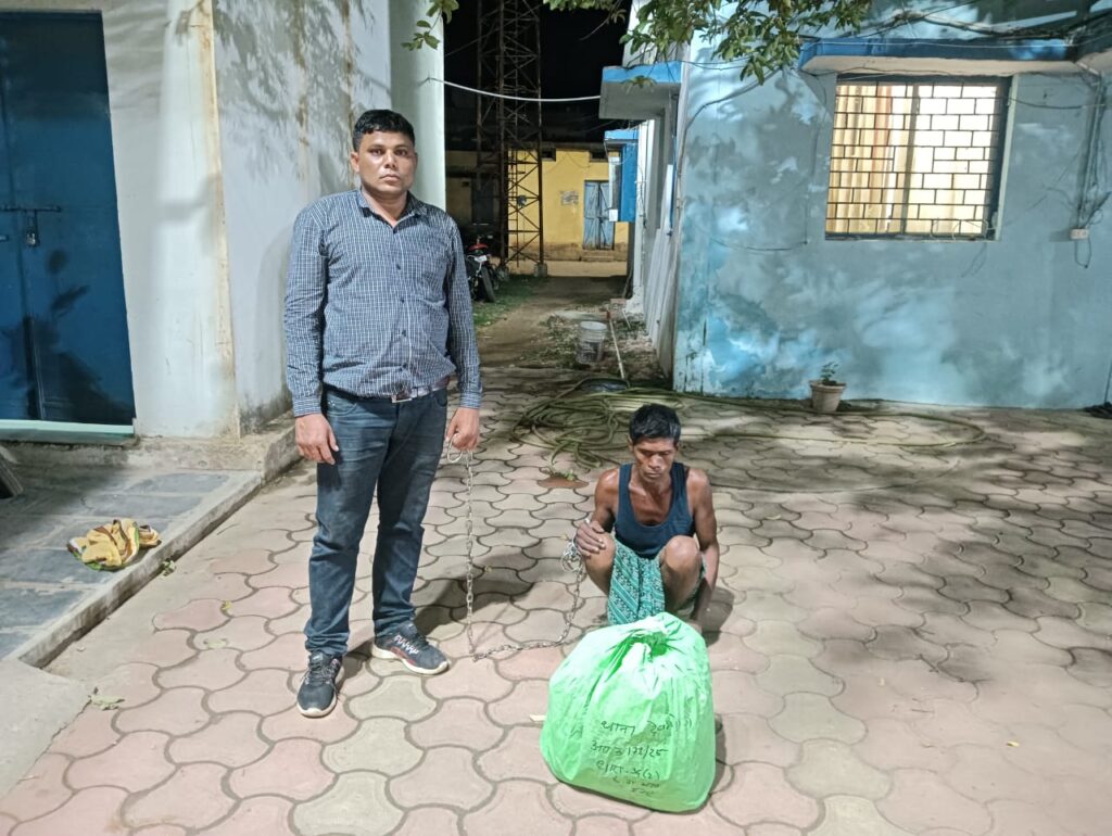 अवैध कच्ची महुआ शराब कारोबार पर देवभोग पुलिस की बड़ी कार्यवाही…देशी कच्ची महुआ शराब के साथ आरोपी गिरफ्तार…