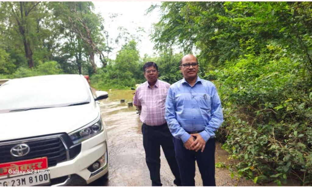 बेलाट नाला का कलेक्टर ने किया निरीक्षण…क्षेत्र के लोगो मे पुल बनने की जगी उम्मीद…