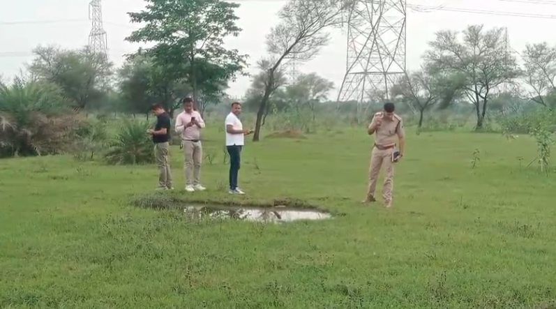 छत्तीसगढ़ : मां के साथ सो रही चार महीने की बच्ची हुई अचानक लापता…घर के बाहर गड्ढे में मिला शव…