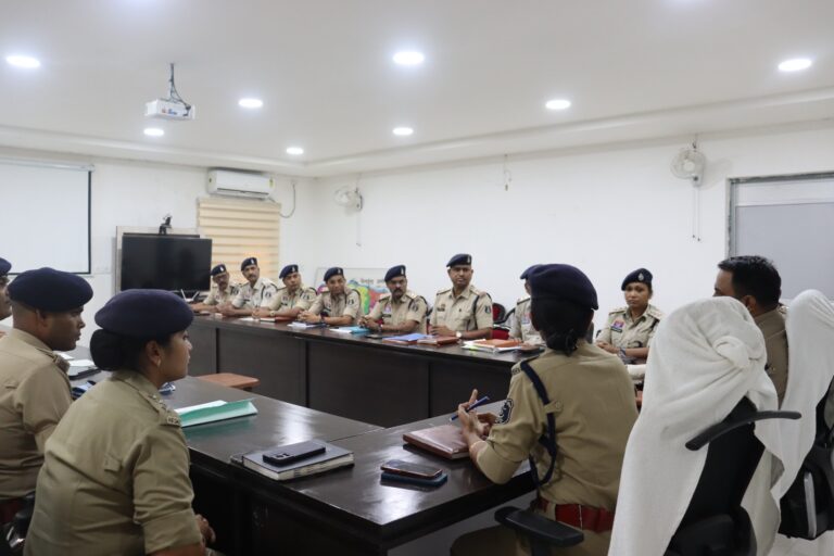सारंगढ़ : नवपदस्थ एसपी सुनील शर्मा एक्शन मोड में, पहली समीक्षा बैठक में दिए सख्त निर्देश…